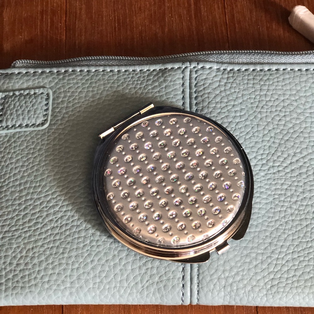 Thirty-One Gifts wristlet with compact mirror, NWOT